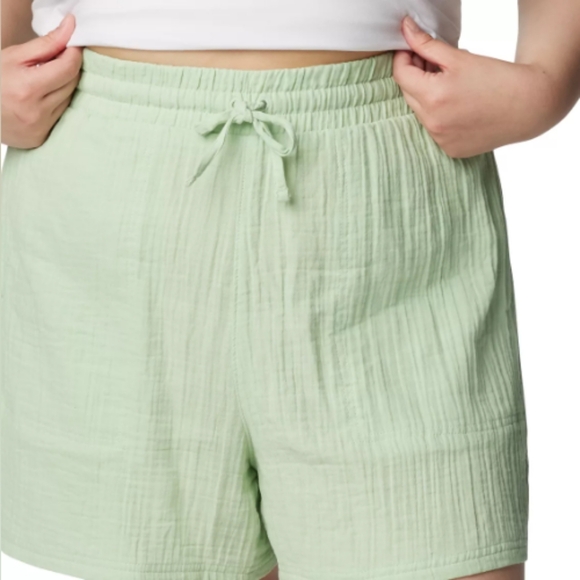 COLUMBIA Light Green Holly Hideaway Breezy Shorts - Plus Size 1X (NWT) - Picture 2 of 10